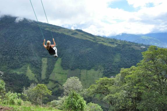 Divertindo-se em balanço à beira de precipício, na Casa del Arbol, em Baños, no Equador